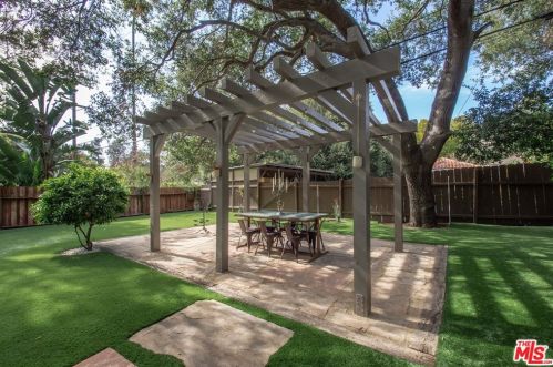 2621 Glenoaks Blvd, Glendale CA  91206-3108 exterior