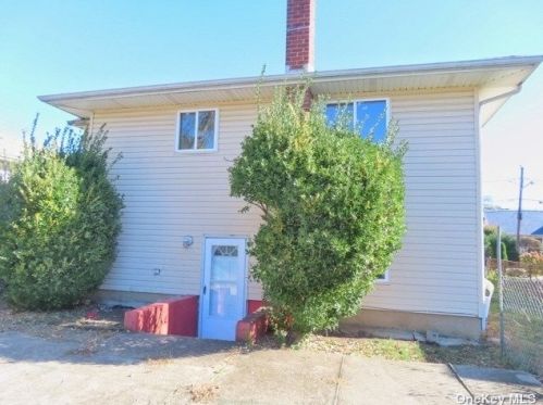 233 Rushmore St, Westbury NY  11590-3822 exterior