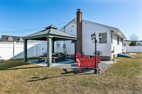 231 44 St, North Lindenhurst NY 11757-2307 exterior