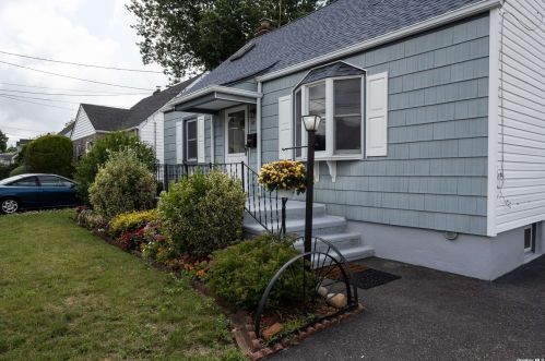117 Grant Blvd, North Bellmore, NY 11710-2304