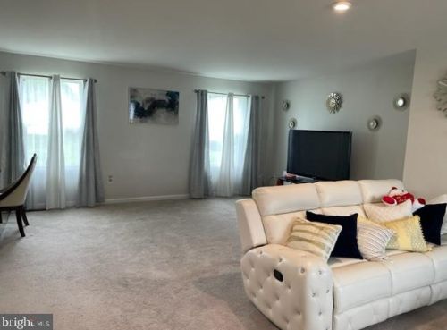 360 Bluecoat St, Dover, DE 19901-8862