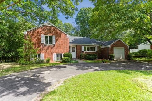 47 Old Orchard Ln, Stamford, CT 06903-3818