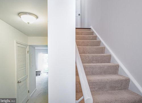 1564 Goldenrain Ct, Herndon VA  20190-4036 exterior