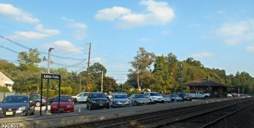 1 Tulip Cres, Little Falls NJ  07424-5626 exterior