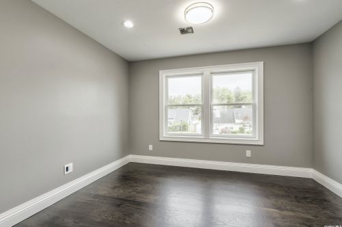 15 Mead Ln, Westbury NY  11590-6303 exterior