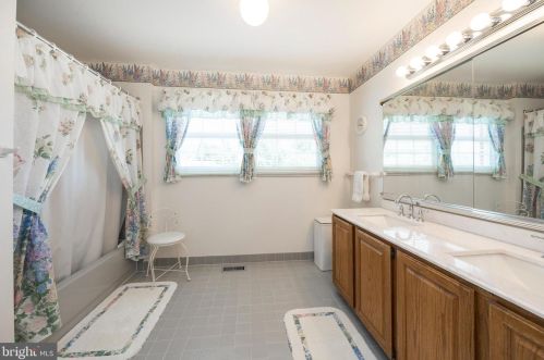 1246 Jarvis Ln, Lansdale PA 19446-6515 exterior