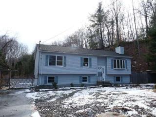 41 Old Fitch Hill Rd, Uncasville, CT 06382-1011