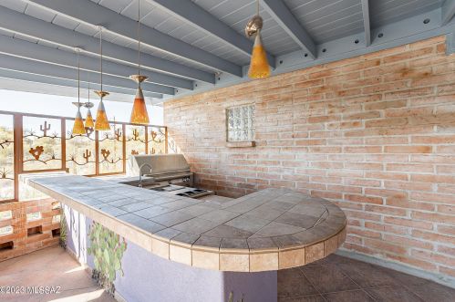 4305 Avenida Del Cazador, Tucson AZ  85718-7065 exterior