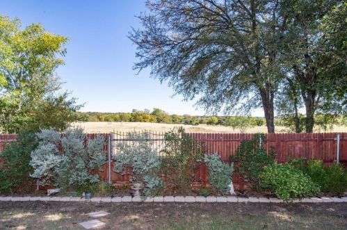 1010 Burkburnett Dr, Weatherford TX  76087-2819 exterior