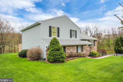 5805 Hillsborough Ct, Harrisburg PA  17111-4736 exterior