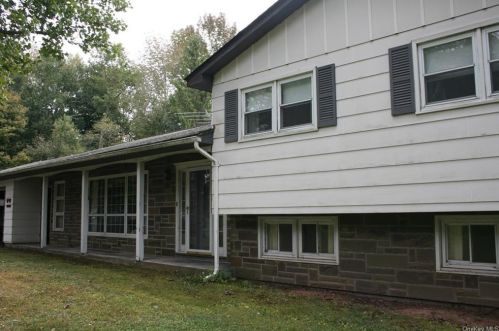 55 Prince Rd, Swan Lake, NY