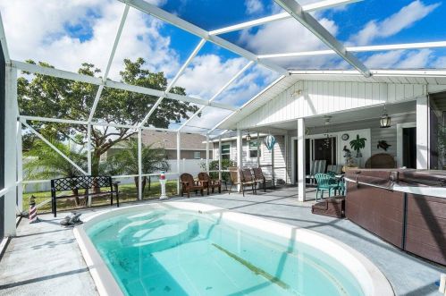 582 Colleen Ave, Fort Pierce, FL 34983-8744
