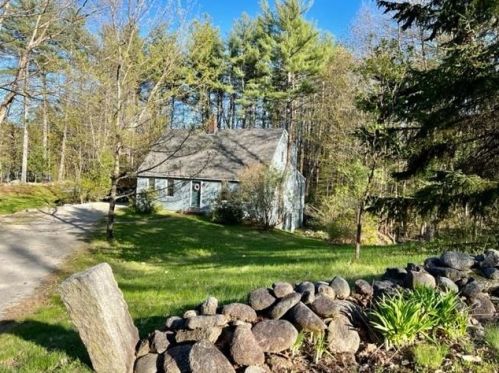 159 Hillside Dr, Henniker, NH 03242-3574