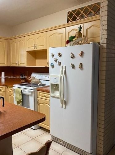 874 70th Pl, Hialeah FL  33014-5220 exterior