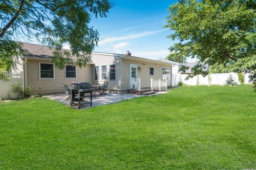 13 Byrd Ct, San Remo, NY 11754-4511