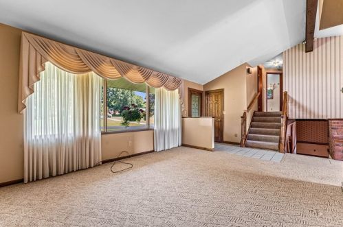 1211 Blue Sky Dr, New Castle, PA 16105-4741