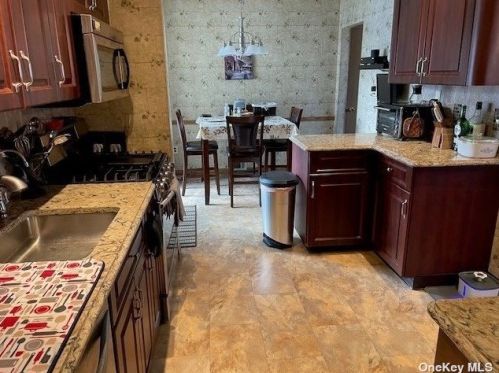 460 Chelsea Ave, Babylon, NY 11704-4030