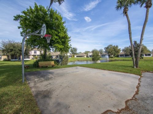 1220 25th Ter, Vero Beach FL 32968-5068 exterior