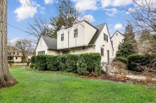 459 Carol Pl, New Rochelle, NY 10803-2111