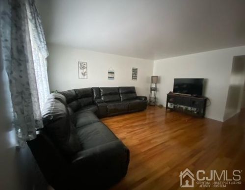 39 Davison Ave, East Brunswick, NJ 08816-2375