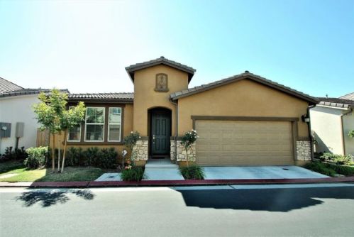 3058 Mount Rainier Ln, Clovis, CA 93619-5426