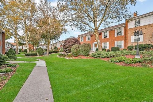 154 Parkside Dr, Airmont, NY 10901-7836