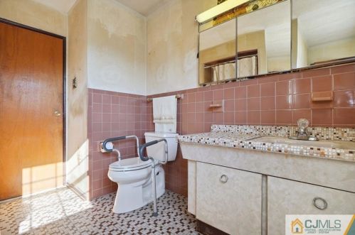 51 Jackson Ct, Perth Amboy NJ  08863-1304 exterior