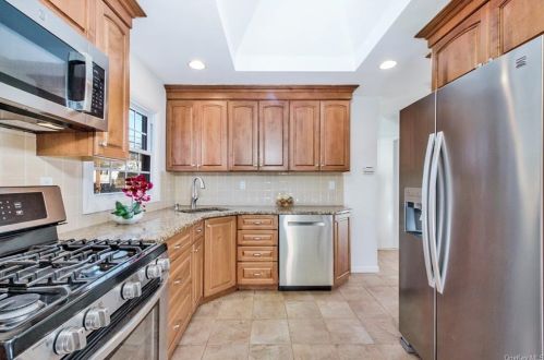 14 Sammis Ln, White Plains NY  10605-4631 exterior