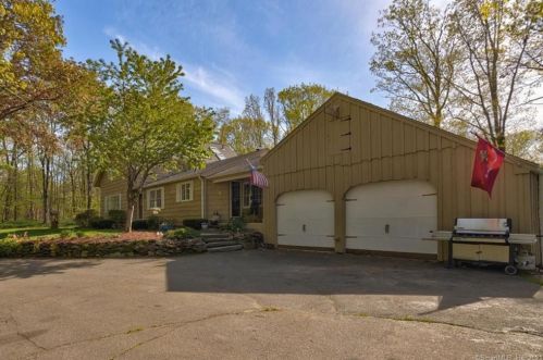 42 Oakcliff Rd, Middletown, CT 06457-5663