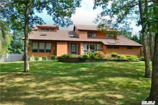 2 Christopher Ct, Huntington Station, NY 11747-1829