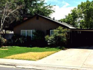 7412 Pine St, Hughson, CA 95326-9475