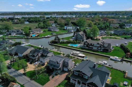 624 Tower Mews, Oakdale NY  11769-2449 exterior