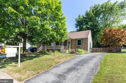 49 Pinewood Cir, Hanover PA 17331-9393 exterior