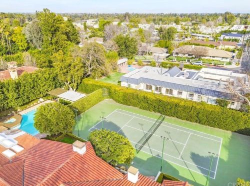 5242 Amestoy Ave, Van Nuys CA 91406-2112 exterior