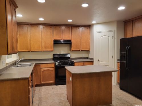 4138 Millsden Ln, Taylorsville, UT 84084-4610
