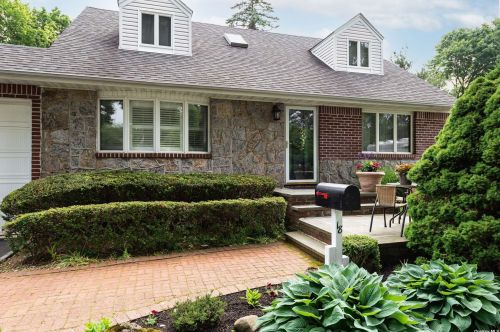 18 Reed Ln, Westbury, NY 11590-1943