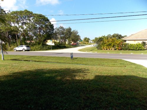 562 Eyerly Ave, Fort Pierce FL  34983-2944 exterior