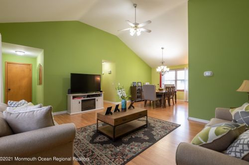 63 Cumberland Dr, Bricktown, NJ 08723-7573