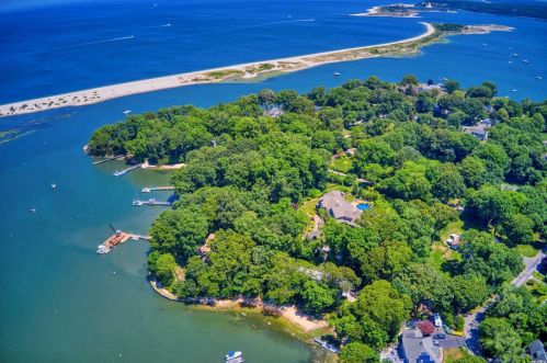 24 Ivy Ln, Strongs Neck, NY 11733-3114