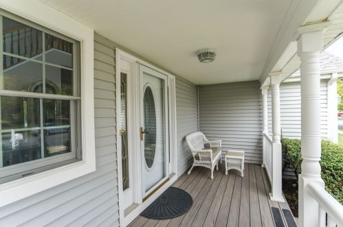 21 Esmond Ave, Huntington Station, NY 11747-4304