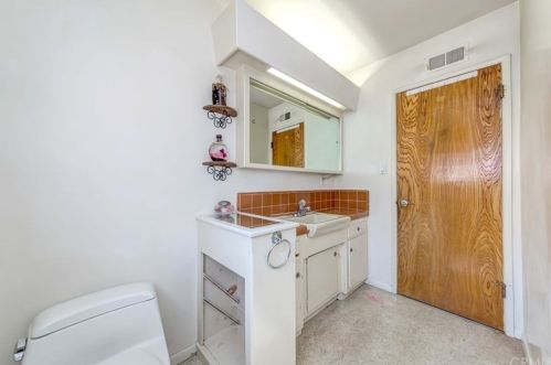 1740 Hickory Ave, Torrance CA 90503-7219 exterior