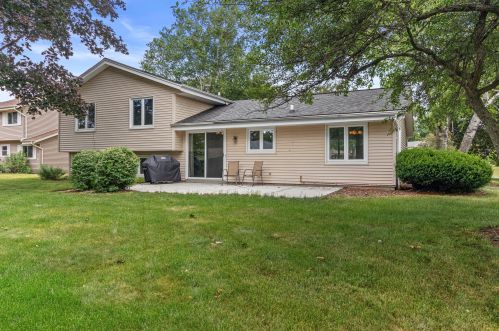 15155 Mayflower Dr, Waukesha, WI 53151-6720