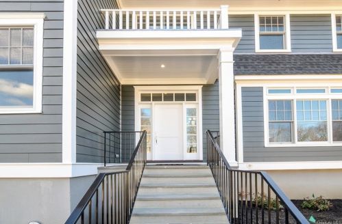 38 Runyon Pl, Scarsdale, NY 10583-7008