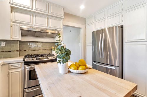 2800 Kingsland Ave, Oakland CA  94619-3325 exterior