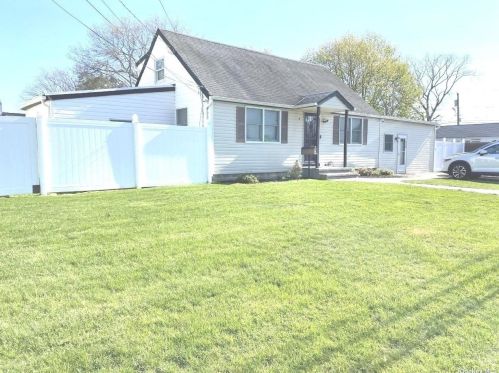 512 Cypress St, Babylon, NY 11703-1202