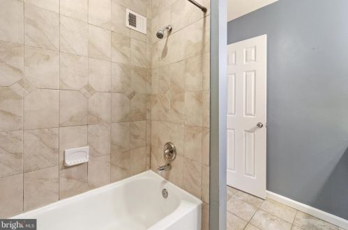 2356 Horseferry Ct, Herndon VA 20191-2733 exterior