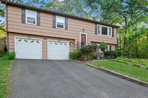 75 Pavlik Pl, Bridgeport, CT 06610-1036