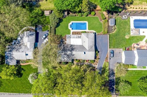 33 Pelican Rd, Middletown NJ  07748-3237 exterior