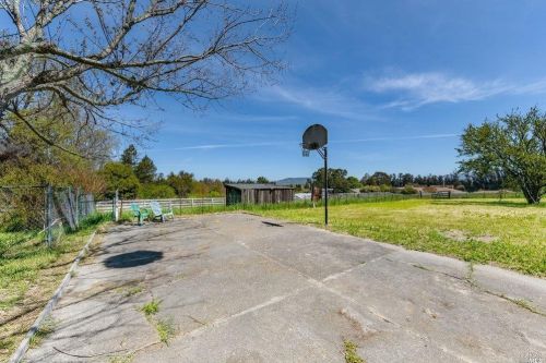 5625 Henning Rd, Sebastopol CA  95472-6332 exterior