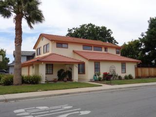 1290 Versailles Dr, Hollister, CA 95023-5048